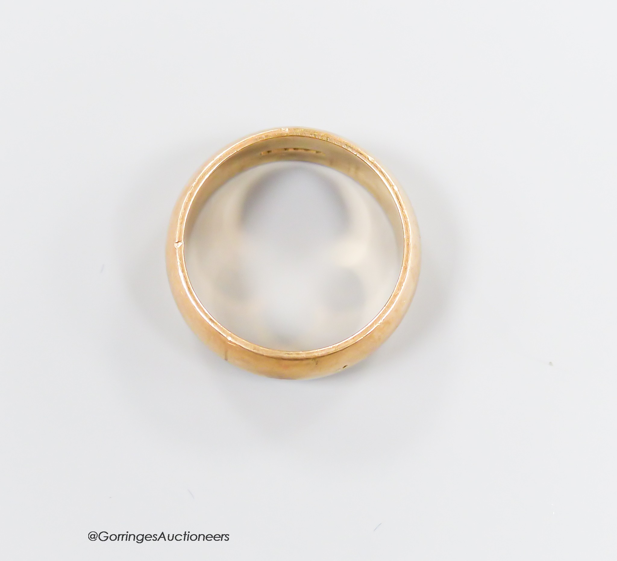 A modern 9ct gold wedding band, size T, 9.2 grams.